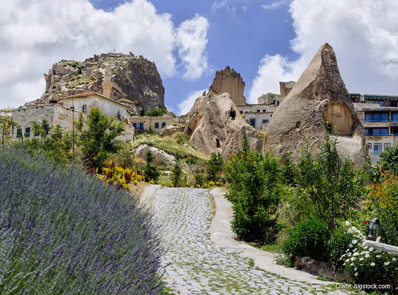 9. Goreme, Thổ Nhĩ Kỳ: Vùng Cappadocia nổi tiếng với những ngôi nhà trong hang động và ngôi làng Goreme được du khách biết đến nhiều nhất. Nó được xây dựng trong thời kỳ La Mã, với các ngôi nhà nằm trong hang động tự nhiên. Ngày nay, phần lớn các kiến trúc cổ đại vẫn được giữ nguyên vẹn và ngôi làng hiện có khoảng 2.000 người sinh sống.