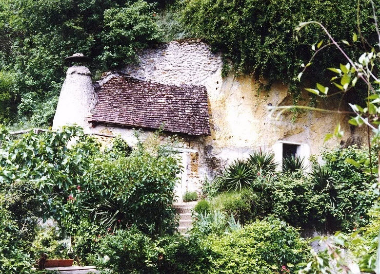 1. Troo, Pháp: Troo được coi là ngôi làng trong hang động được bảo tồn nguyên vẹn nhất ở Pháp. Ngôi làng có cấu trúc gồm 3 tầng được xây dựng trên sườn của một quả đồi. Tầng dưới cùng là những tòa nhà cổ nhất có niên đại từ thời Trung cổ, trong khi tầng giữa là các ngôi nhà trong hang. Tầng cao nhất có hướng nhìn ra thung lũng xanh mướt.