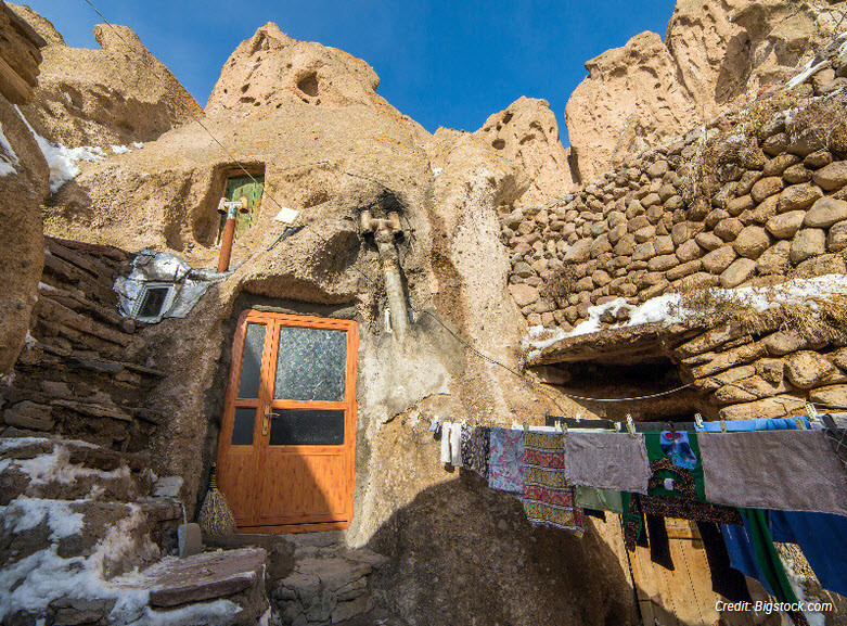 4. Kandovan, Iran: Ngôi làng cổ Kandovan nằm gần thành phố Tabriz ở Iran. Nó được thành lập cách đây khoảng 800 năm và hiện vẫn là nơi sinh sống của 670 người. Các ngôi nhà của người dân được xây dựng trong vách nham thạch đông cứng. Ngôi làng không chỉ nổi tiếng với các ngôi nhà hang động mà nó còn có phong cảnh đẹp và các suối nước nóng.