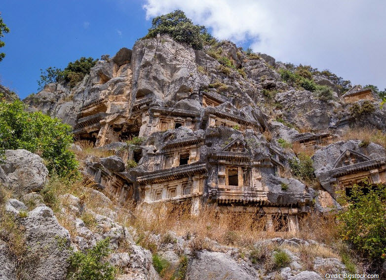 5. Myra, Thổ Nhĩ Kỳ: Thị trấn Myra là một trong những di sản lịch sử quý giá dọc bờ biển Địa Trung Hải của Thổ Nhĩ Kỳ. Điểm du lịch hấp dẫn nhất ở đây là nhà hát khổng lồ từng có sức chứa 13.000 khán giả và các ngôi mộ cổ được xây dựng trên vách núi dựng đứng nhìn xuống sông và biển phía dưới.