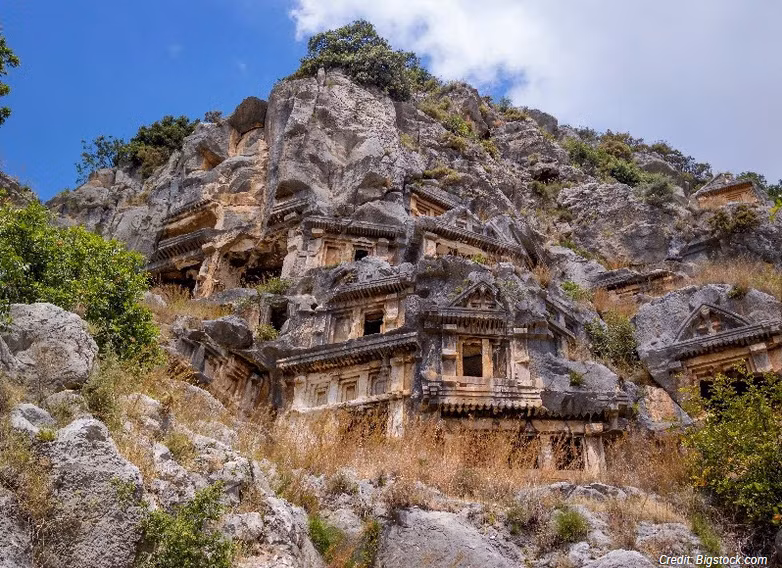 5. Myra, Thổ Nhĩ Kỳ: Thị trấn Myra là một trong những di sản lịch sử quý giá dọc bờ biển Địa Trung Hải của Thổ Nhĩ Kỳ. Điểm du lịch hấp dẫn nhất ở đây là nhà hát khổng lồ từng có sức chứa 13.000 khán giả và các ngôi mộ cổ được xây dựng trên vách núi dựng đứng nhìn xuống sông và biển phía dưới.