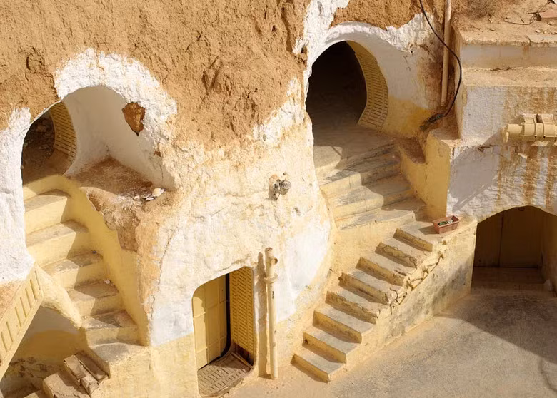 8. Matmata, Tunisia: Nhiều phân cảnh của bộ phim “Chiến tranh giữa các vì sao” được quay tại thị trấn trong hang động Matmata, bao gồm khách sạn Hotel Sidi Driss. Các ngôi nhà truyền thống được xây dựng ngầm dưới đất cách đây nhiều thế kỷ, để tránh nóng và gió trên sa mạc.