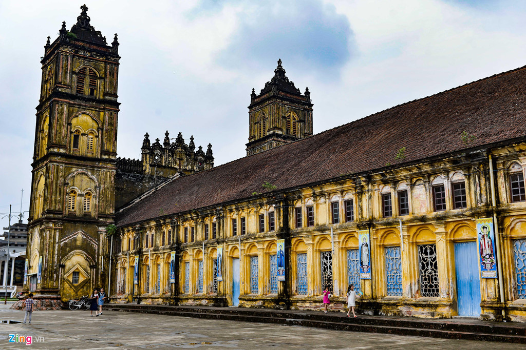 Nhà thờ được xây dựng dưới thời Pháp thuộc và trở thành một trong những địa điểm tôn giáo nổi tiếng.