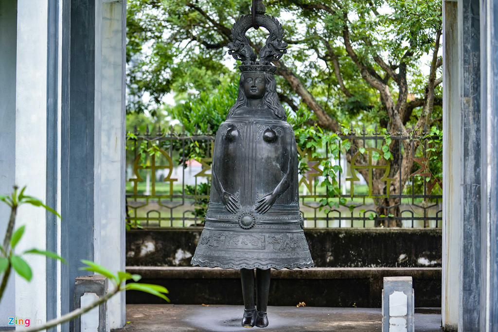 Trong vườn Ave Maria có những hiện vật khá đẹp và lạ, như quả đại hồng chung mang dáng hình phụ nữ. Đứng trước chuông mà như đang ngắm bức tượng của một cô gái phương Tây rất sinh động.