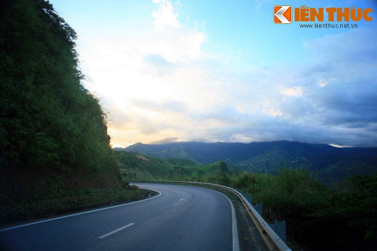 Với các "phượt thủ", một hành trình bằng xe máy từ Hà Nội tới Điện Biên Phủ là lựa chọn lý tưởng với những cung đường mang cảnh sắc tuyệt vời của núi rừng Tây Bắc.