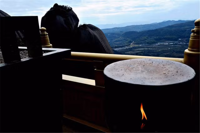 Toàn bộ thiết kế rất tinh xảo mang đậm dấu ấn nhà Đường. Mái nhà hơi nghiêng, hình dạng của cung điện rất sang trọng, sườn dốc tương đối bằng phẳng tạo thành một đường cong tuyệt đẹp, do đó mọi người đều có thể dễ dàng di chuyển lên.