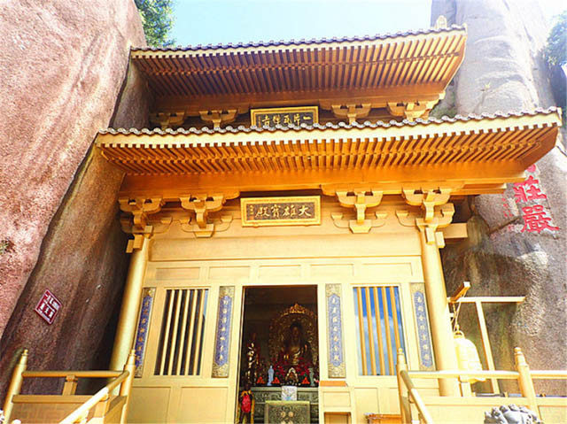 Toàn bộ ngôi đền đều được làm bằng đồng, tọa lạc tại một vị trí đặc biệt nên nó được người ta rất kính trọng và xem như một kỳ quan quý giá cần được bảo tồn.