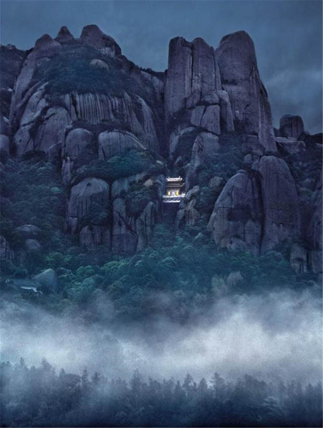 Bên cạnh đó, phía sau ngôi đền có một chiếc chuông rất to, mỗi lần chuông ngân lên vào buổi sáng, người ta cảm thấy rất bình yên như đang được Đức Phật che chở.