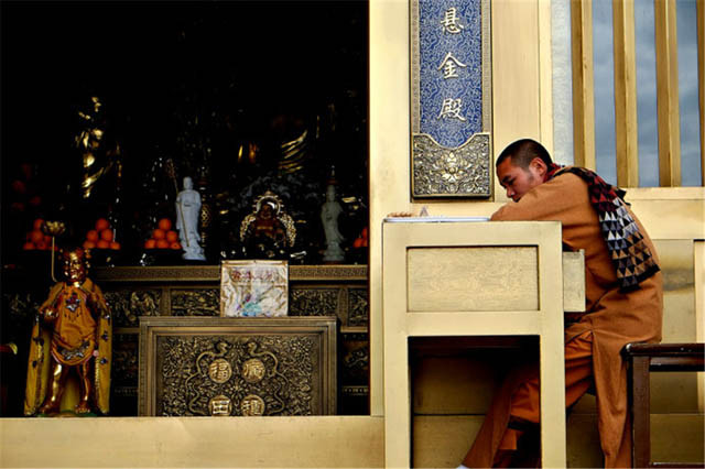  Phía sau ngôi đền có một khuôn viên khá rộng, từ đây có thể leo lên thẳng đỉnh núi bên trên.