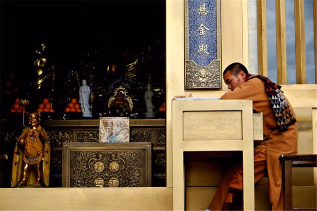  Phía sau ngôi đền có một khuôn viên khá rộng, từ đây có thể leo lên thẳng đỉnh núi bên trên.