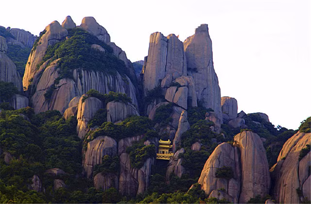 Theo các nhà sư địa phương, một ngôi đền bằng này được xây dựng từ thời nhà Minh, hơn 400 năm tuổi. Đây là ngôi đền bằng đồng treo đầu tiên trong cả nước. Nó được kẹp giữa 2 đỉnh núi Taimu. Đứng từ chân núi nhìn lên, ngôi đền trông rất tráng lệ giữa 4 bề núi đá.