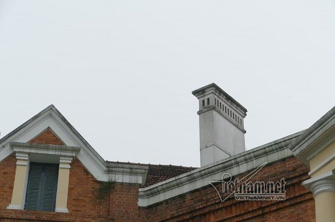 Khu dinh thự có nhiều ống khói, do bên trong mỗi phòng đều được gia chủ thiết kế lò sưởi, giúp cả căn nhà luôn ấm áp vào mùa đông.