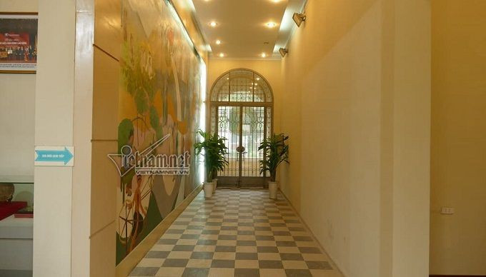 Hành lang dẫn vào phía trong dinh thự.