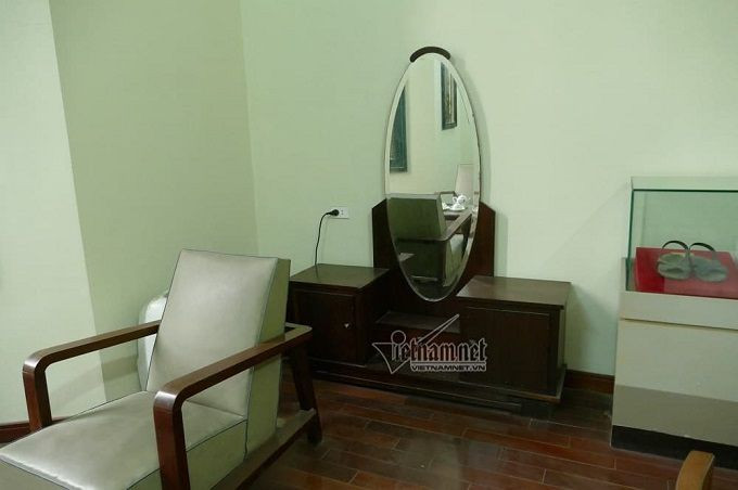 Bàn phấn trong một phòng ngủ, trải qua 100 năm, bàn phấn chưa có dấu hiệu hư hỏng.