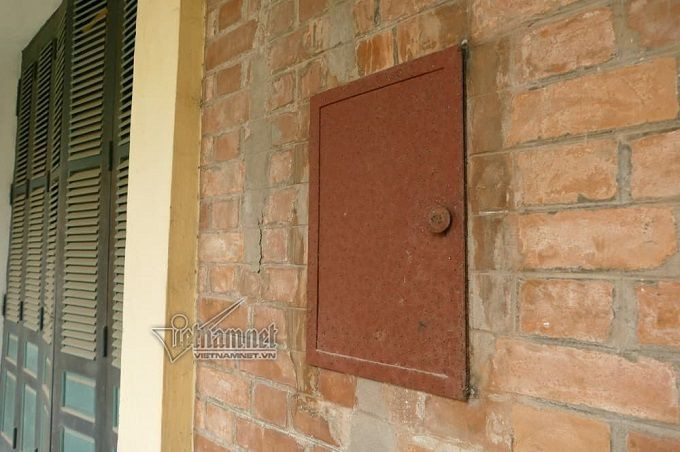 Tủ điện tổng của tòa nhà, hiện đã xuống cấp và được thay bằng tủ điện khác, an toàn hơn.