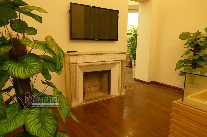 Lò sưởi ốp đá, sàn nhà lát gỗ là đặc trưng kiến trúc Pháp đầu thế kỷ 20.