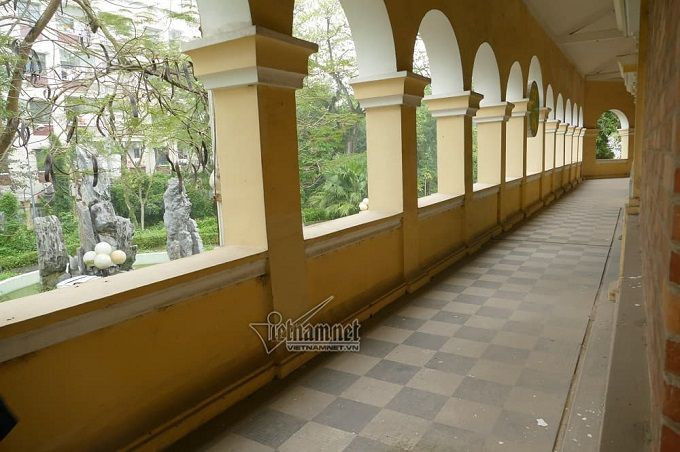 Hành lang dài hun hút của dinh thự. Bên trong, các chi tiết được sơn màu vàng.