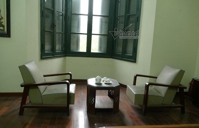 Cửa sổ lớn, đảm bảo ánh sáng và không khí lưu thông. Các cửa sổ này được bố trí ở 4 mặt dinh thự với 2 lớp. Lớp ngoài là cửa gỗ nhằm mục đích cản nắng cho mùa hè. Lớp trong là cửa kính giúp giữ ấm phòng vào mùa đông nhưng vẫn đảm bảo ánh sáng tòa nhà.