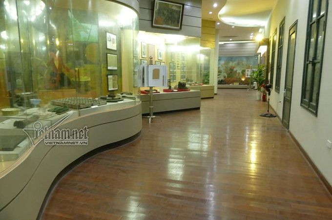 Một gian trưng bày các hiện vật của nhà máy Dệt Nam Định qua các thời kỳ.