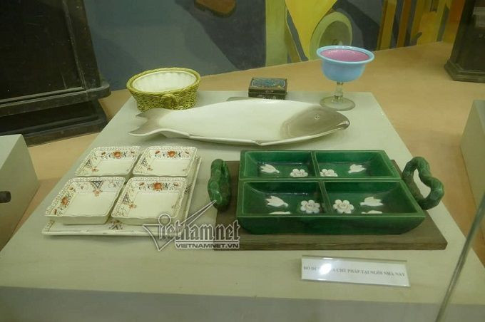 Bộ bát đĩa sứ được Leon Anthynme Dupré mang từ Pháp sang.