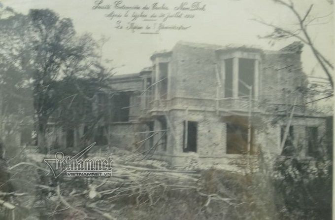 Dinh thự được xây theo lối kiến trúc Pháp, tuy nhiên, khác với các công trình cùng thời, phía bên ngoài dinh thự này được ốp bằng một loại gạch màu đỏ. Ông Đỗ Trọng Cảnh (SN 1962) bảo vệ bảo tàng Dệt Nam Định cho biết, đầu thế kỷ 20, sau khi nhà máy Dệt hoàn thành, ông Leon Anthyme Dupré xây dịnh thự này phục vụ cho các chuyến sang Việt Nam làm ăn. Mỗi năm vị giám đốc Pháp chỉ sang 1 – 2 lần, quanh năm Leon Anthyme Dupré thuê người họ hàng của ông Cảnh trông coi, dọn dẹp.