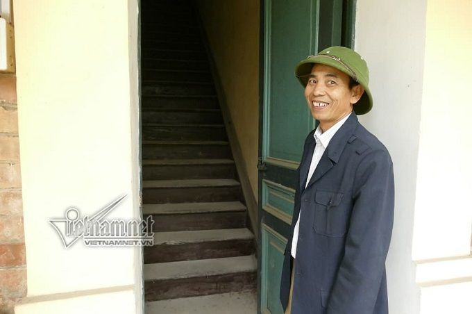 Ông Đỗ Trọng Cảnh – bảo vệ bảo tàng Dệt Nam Định giới thiệu cho phóng viên cầu thang gỗ dẫn lên mái của dinh thự. Được biết ông làm ở đây từ năm 1988, mẹ đẻ ông làm công nhân nhà máy Dệt từ thời Pháp. Thuở nhỏ, ông Cảnh hay được mẹ cho ra đây xem chiếu bóng. Vì thế, dinh thự và nhà máy dệt là những ký ức khó quên với ông. Theo người này, trước đây trần dinh thự làm bằng chất liệu vôi, rơm trộn xi măng nhưng qua thời gian, lớp trần vỡ, bong tróc. Lãnh đạo nhà máy đã cho sửa lại lớp trần mới, đảm bảo an toàn cho du khách thăm quan. Hầu hết từ mái ngói, nền gạch, kiến trúc dinh thự vẫn được giữ nguyên bản.