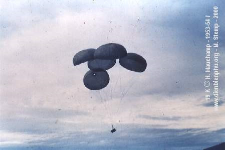 Không chỉ binh sĩ, các trang thiết bị cỡ lớn cũng được thả xuống. Trong ảnh là một chiếc máy ủi được thả xuống bằng 5 chiếc dù.