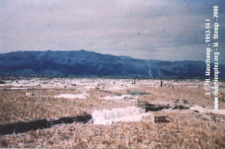 Dù của lính Pháp phủ trắng lòng chảo Điện Biên Phủ.