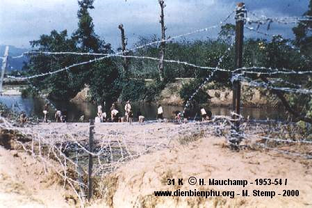 Căn cứ của Pháp tại Điện Biên Phủ nằm sát bờ sông Nậm Rốn.