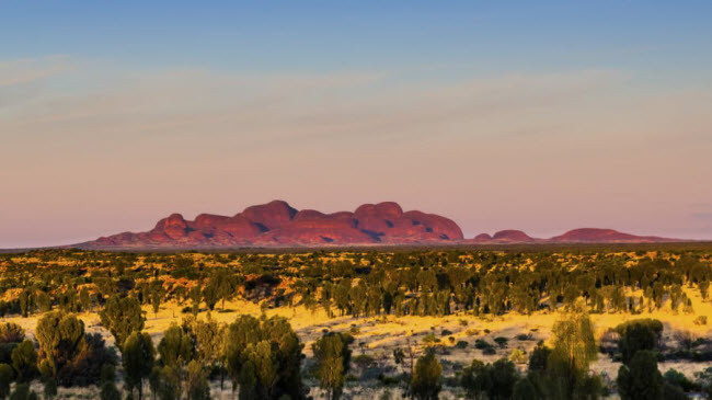 Kata Tjuta, Australia: Đây là nơi sinh sống của người Anangu hơn 22.000 năm và nó được coi là vùng đất linh thiêng nhất theo văn hóa người bản địa.