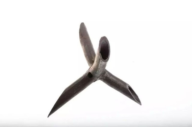 Dù ở bất kỳ vị trí nào, thiết bị độc đáo này cũng có thể cắm xuống đất. Công cụ này được CIA sử dụng để cài cắm trên đường nhằm chọc thủng lốp xe đối phương.