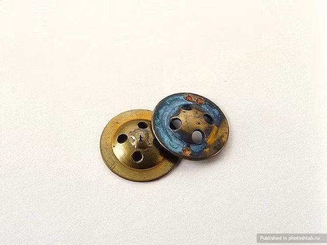 Hai mảnh kim loại này khi đặt cùng nhau sẽ tạo thành một cái la bàn bí mật.