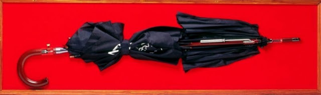  Điệp viên có thể sử dụng chiếc ô này như một "khẩu súng" để bắn tên độc vào kẻ thù ở cự ly gần.