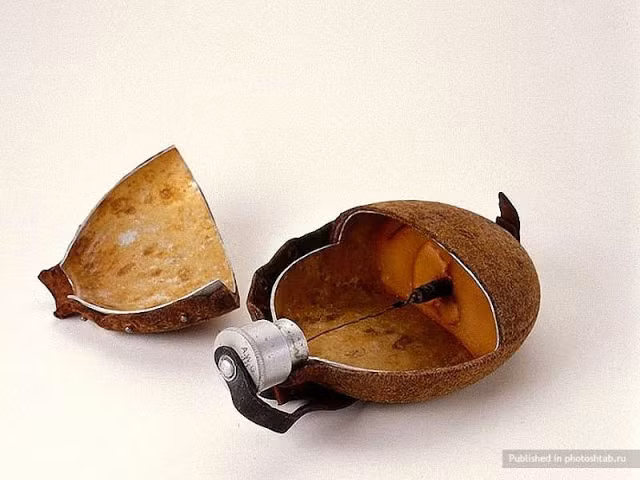 Một quả bom khác được ngụy trang dưới hình dạng của một bình nước.