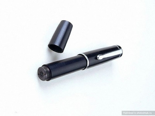 Một chiếc camera nhỏ xíu được giấu trong chiếc bút này nhằm mục đích chụp ảnh lại các tài liệu quan trọng.