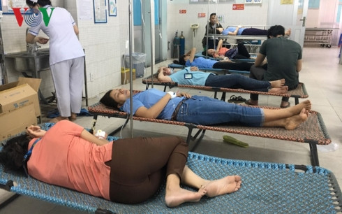 Hang chuc cong nhan nhap vien sau bua com chay Ram thang Gieng-Hinh-2