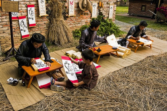 Treo thu nay truoc cua nha dem 30 Tet de ca nam may man