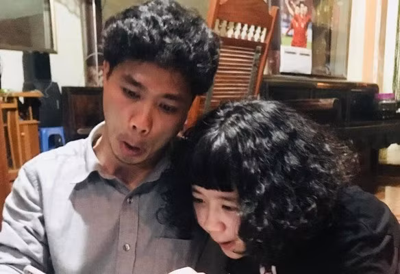 'Hoa mi' Cong Phuong ban 'full' Tet vi qua dong fan-Hinh-4