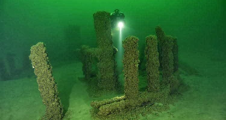 Vào năm 2007, nhà khảo cổ học dưới nước Mark Holley đã phát hiện những tảng đá bí ẩn nằm sâu 12m dưới vịnh Grand Traverse của hồ Michigan. Chúng được coi là " bãi đá cổ Stonehenge" dưới nước của Mỹ.