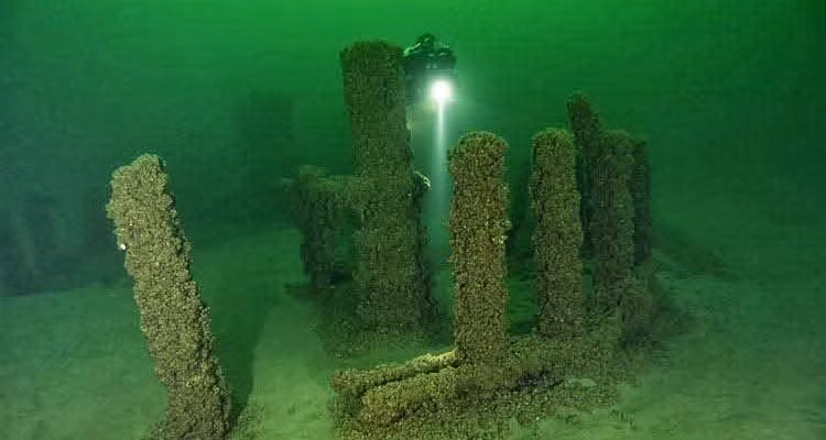 Vào năm 2007, nhà khảo cổ học dưới nước Mark Holley đã phát hiện những tảng đá bí ẩn nằm sâu 12m dưới vịnh Grand Traverse của hồ Michigan. Chúng được coi là " bãi đá cổ Stonehenge" dưới nước của Mỹ.