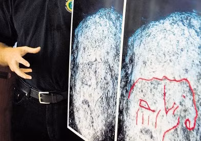 Theo các chuyên gia, những tảng đá bí ẩn ở dưới nước có những nét chạm khắc lạ lùng.