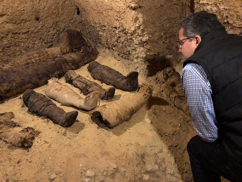 Bên cạnh 50 xác ướp, các nhà khảo cổ Ai Cập còn tìm thấy một số mảnh gốm và giấy cói.