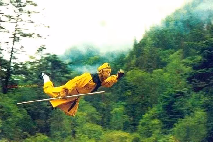 Dù nặng như vậy, Tôn Ngộ Không có thể cầm gậy Như Ý và sử dụng nó nhẹ như không hoặc cất nó ở vành tai mà như không có chuyện gì.