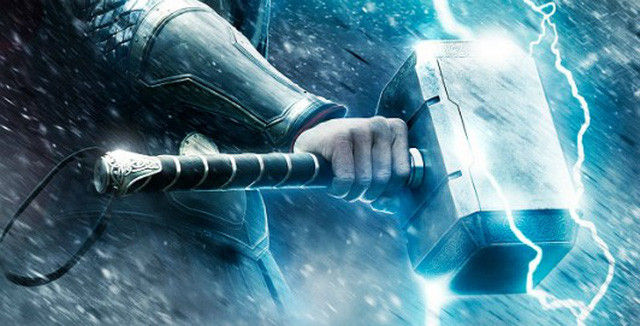 Mjolnir được mô tả gần như không thể bị phá vỡ. Vũ khí này giúp Thor điều khiển sức mạnh của sấm sét, mưa gió, giông bão. Chiếc búa thần này có thể hút các nguồn năng lượng khác và giải phóng theo sự điều khiển của Thor. Khi quay Mjolnir 1 vòng, Thor có thể mở ra cánh cổng đi xuyên vào các chiều không gian khác.