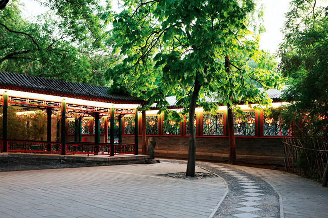 Về sau, Phùng Thị hạ sinh cho Hòa Thân một người con trai. Tuy nhiên, đứa trẻ ấy không may chết yểu. Quá đau buồn trước cái chết của người con bé nhỏ, Phùng Thị lâm bệnh rồi qua đời khi tuổi còn trẻ.