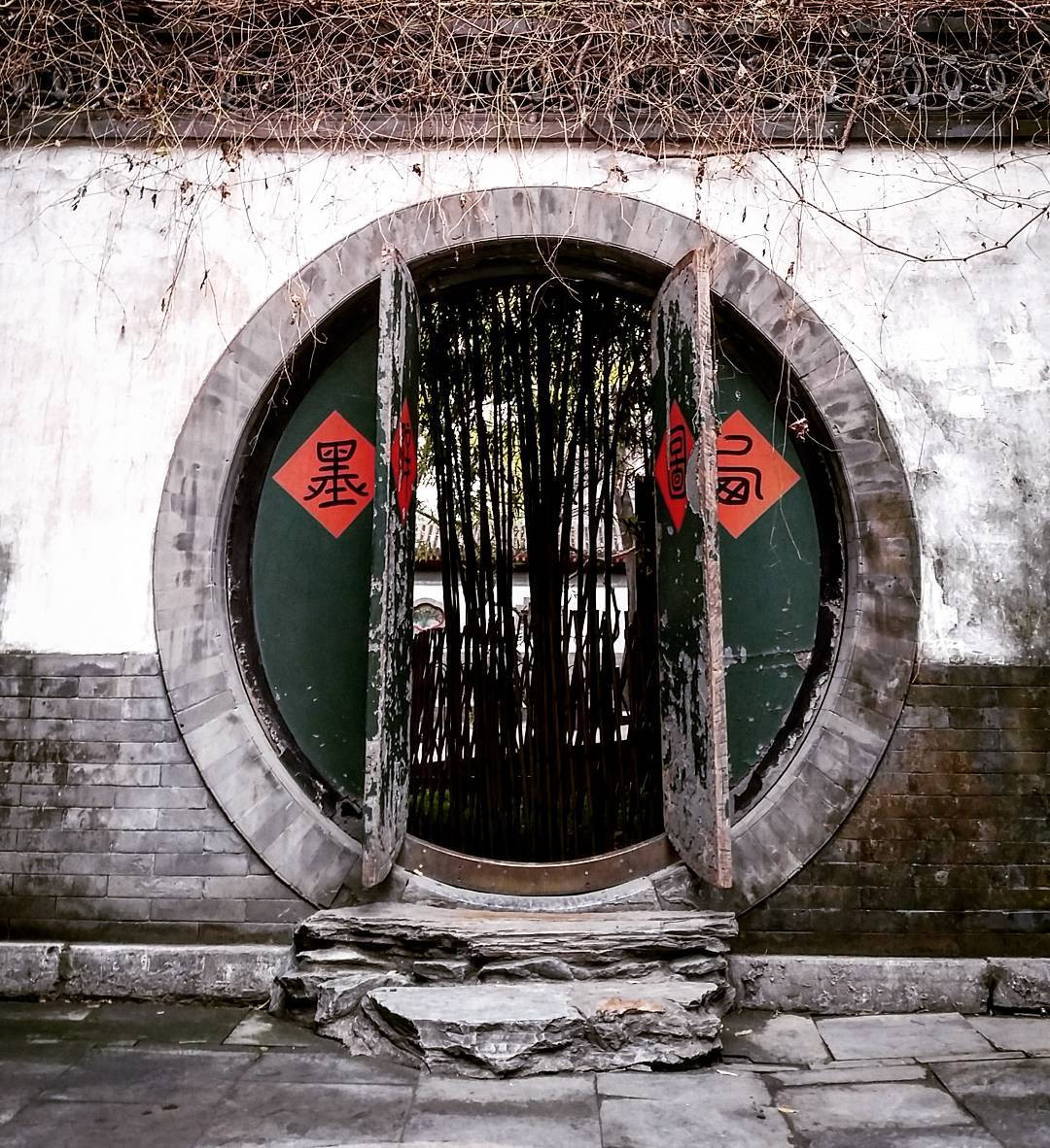 Theo giới chuyên gia, Cung Vương Phủ từng thuộc sở hữu của “Đệ Hòa Thân - vị quan nổi tiếng của nhà Thanh được cho là giàu hơn cả hoàng đế Càn Long từ năm 1776 - 1799.