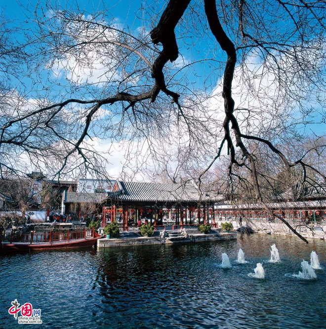 Vào ban đêm, một số người trong Cung Vương Phủ của Hòa Thân nghe thấy những âm thanh bí ẩn, bao gồm tiếng khóc của phụ nữ.