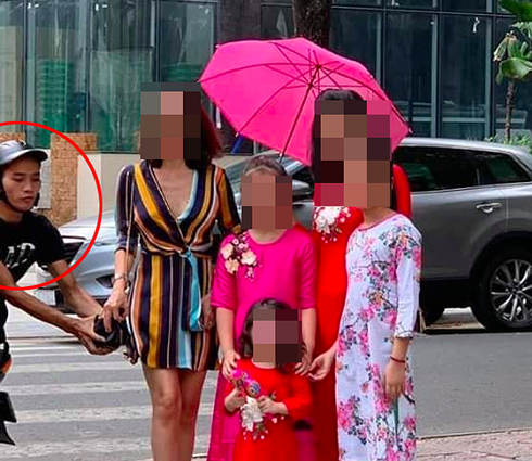 Giat tui xach cua Viet kieu dung luc chup hinh, mot ten cuop sa luoi