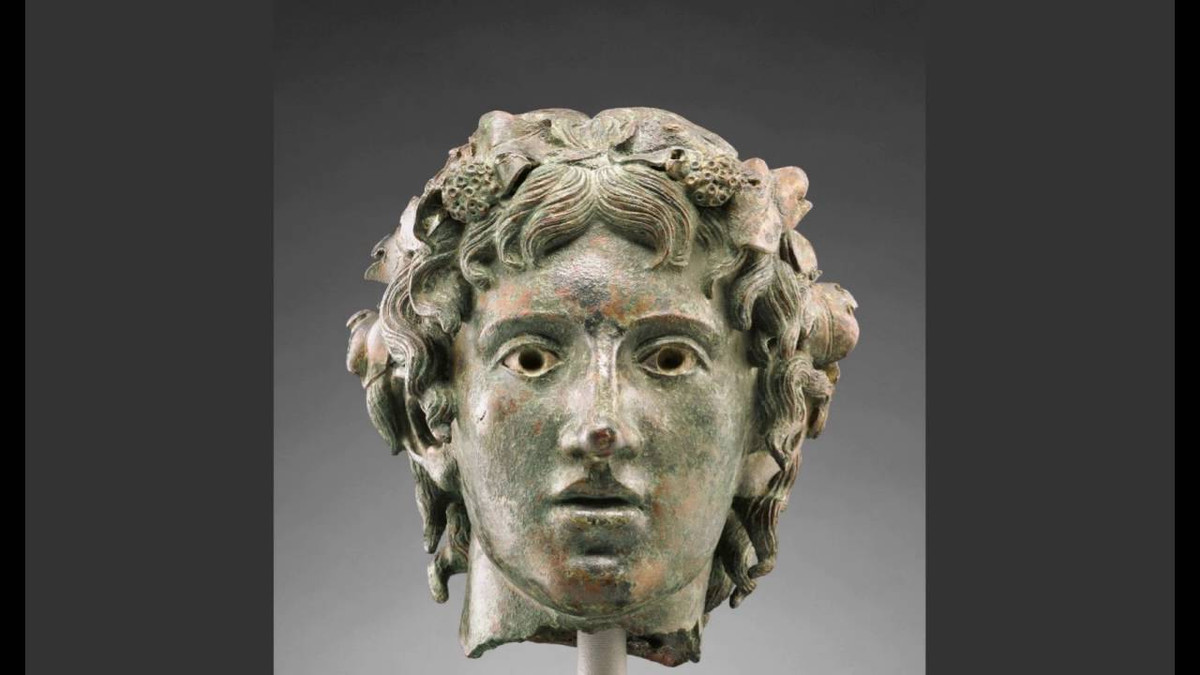 Trước khi trở thành hoàng đế La Mã, Elagabalus từng là một tư tế cha truyền con nối thờ phụng thần tại Emesa, Syria.