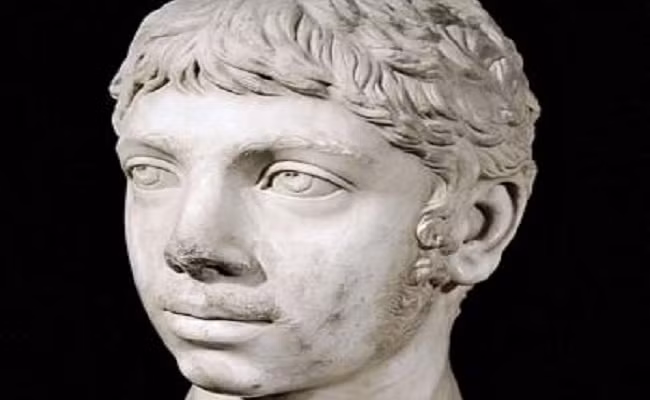 Cụ thể, Elagabalus lần lượt cưới và ly hôn 5 người vợ. Trong số này có việc ông cưới 1 nữ tu nổi tiếng thành Rome. Cuộc hôn nhân này bị dư luận phản đối mạnh mẽ vì không hợp thuần phong mỹ tục.